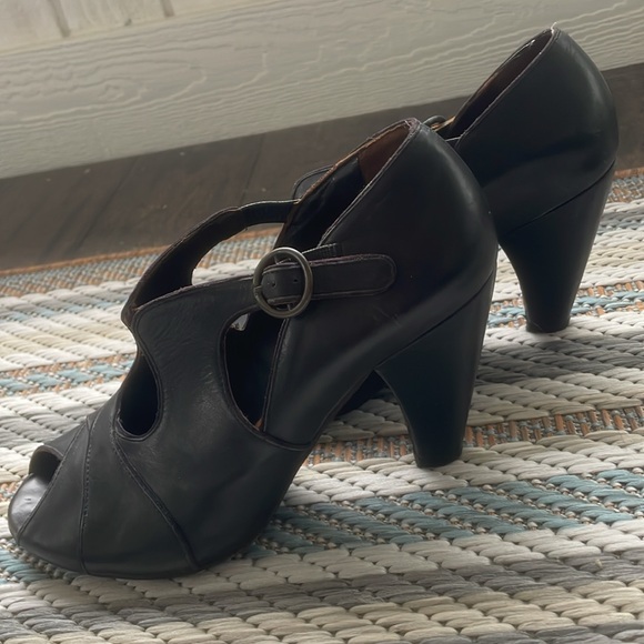 Anthropologie Coclico black leather retro wrap heels size 38.5 womens or sz 8 - Picture 3 of 10